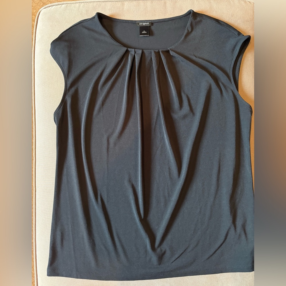 Bundle of 2 sleeveless tops.